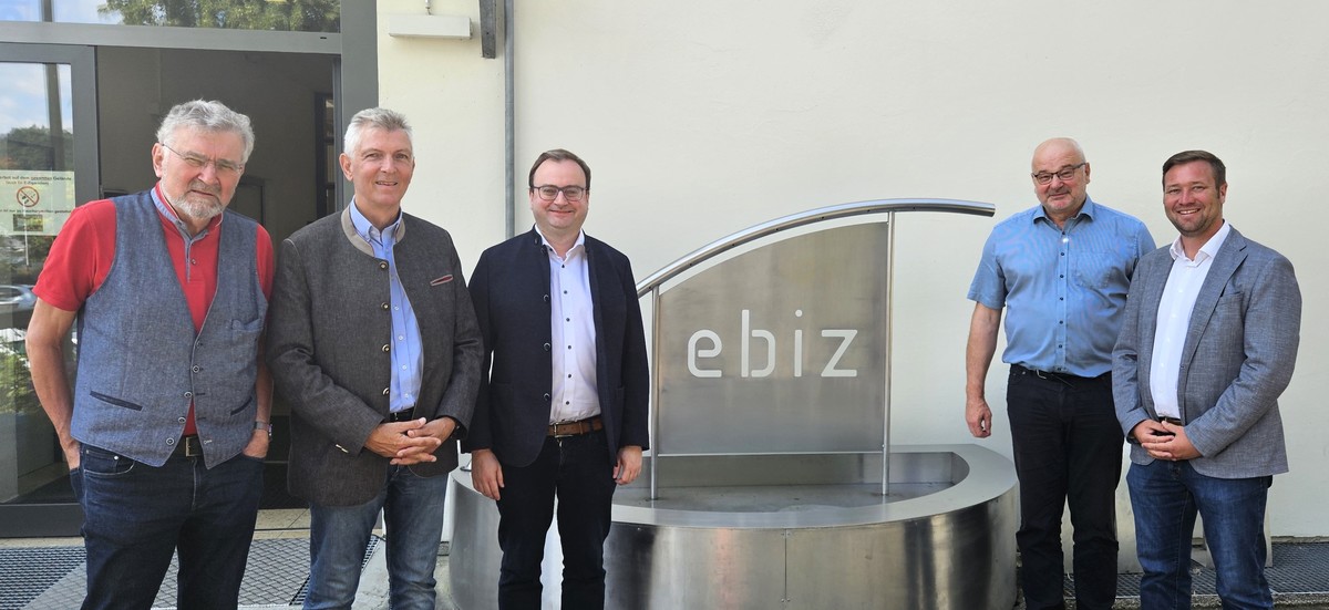 Foto (Stefanie Starke): (v. l.) ebiz-Aufsichtsratsvorsitzender Wilhelm Mixa, MdL a.D. Prof. Dr. Gerhard Waschler, MdL Stefan Meyer, ebiz-Geschftsfhrer Josef Neubauer und MdL Josef Heisl.