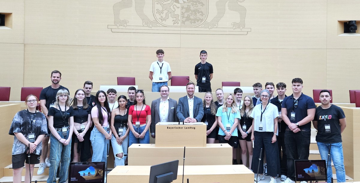 Foto (Stefanie Starke): (v. l.) Schlerinnen und Schler der 9M an der Mittelschule Vilshofen zu Besuch im Bayerischen Landtag  mit MdL Stefan Meyer und MdL Josef Heisl.
