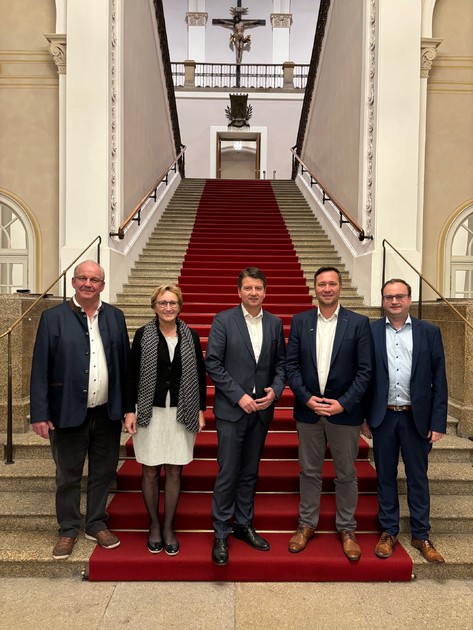 Foto (v. l.) MdL Christian Lindinger, MdL Roswitha Toso, Staatssekretr Sandro Kirchner, MdL Josef Heisl und MdL Stefan Meyer. 