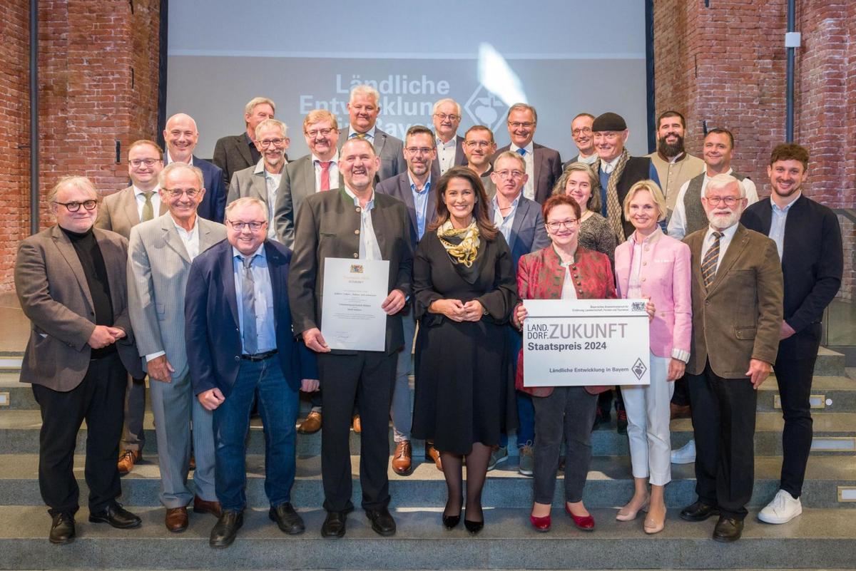 Foto (Hauke Seyfarth / StMELF): Preistrger aus der Marktgemeinde Klarn mit Staatsministerin Michaela Kaniber MdL und MdL Stefan Meyer.