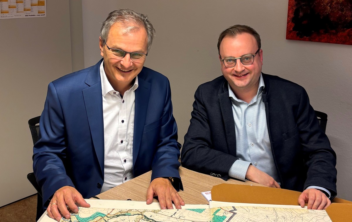 Foto (Stefanie Starke): (v. l.) MdL Stefan Meyer im Gesprch mit Brgermeister Stephan Dorn.
