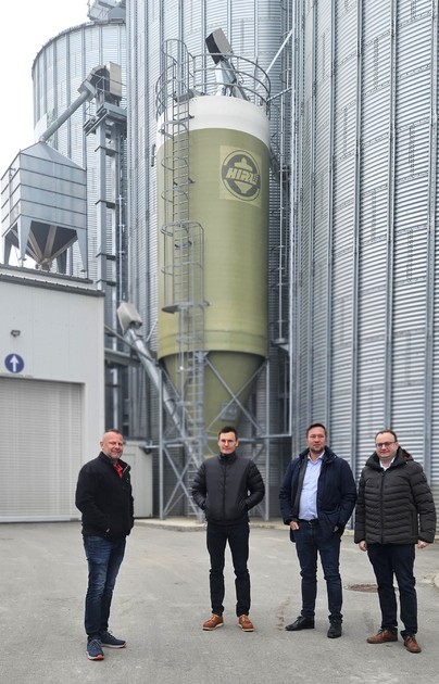 Foto (Stefanie Starke): (v. l.) Bautechniker Stefan Treipl, Geschäftsinhaber Lorenz Maier, MdL Josef Heisl und MdL Stefan Meyer. Foto (Stefanie Starke): (v. l.) Bautechniker Stefan Treipl, Geschäftsinhaber Lorenz Maier, MdL Josef Heisl und MdL Stefan Meyer.