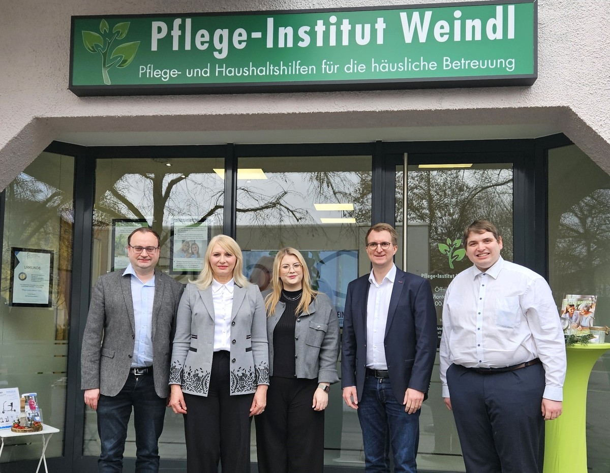 Foto (Stefanie Starke): (v. l.) MdL Stefan Meyer, Unternehmerin Dorota Weindl und Tochter Vanessa, Bad Füssings Erster Bürgermeister Tobias Kurz und David Wenzl.