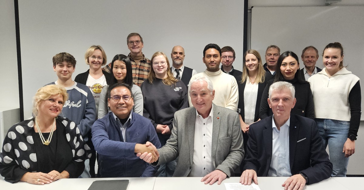 Foto (Stefanie Starke): (v. l. erste Reihe) Lydia Stecher De Castellanos, Severino Felix Cari Quispe, Universitts-Prsident Prof. Dr. Ulrich Bartosch und MdL a.D. Prof. Dr. Gerhard Waschler.