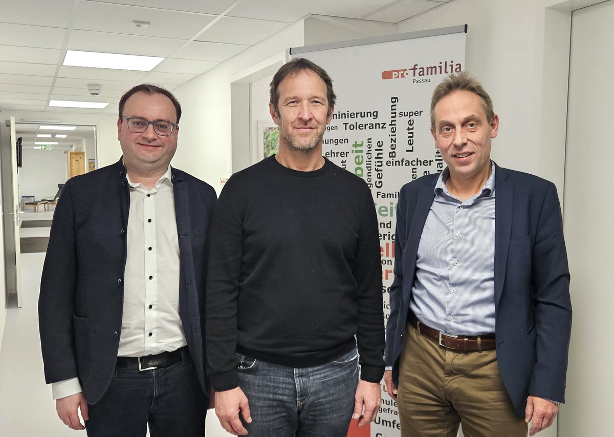 Foto (Stefanie Starke): (v. l.) MdL Stefan Meyer, Pro Familia-Leiter Thoralf Fricke und der stellvertretende Landrat Hans Koller.