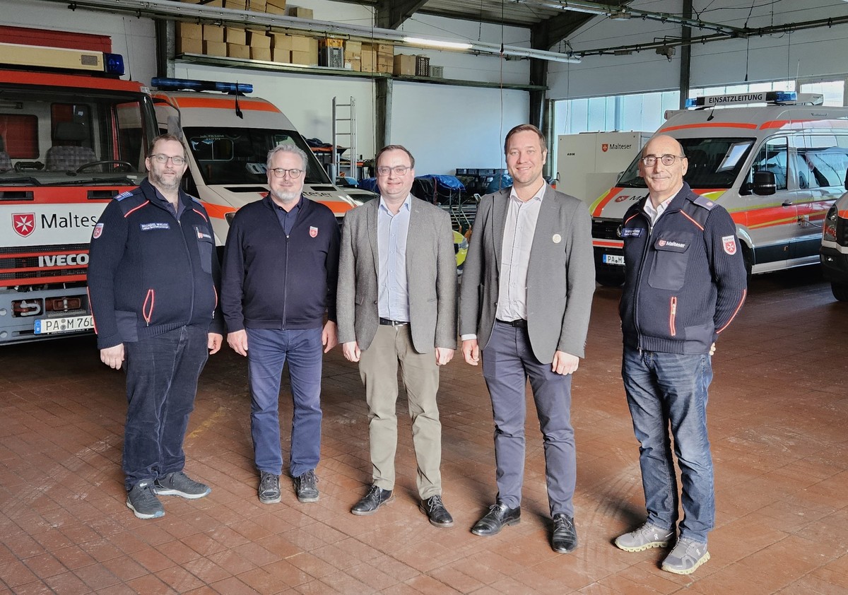 Foto (Stefanie Starke): (v. l.) Michael Walch (Leiter Notfallvorsorge), Geschftsfhrer Rainer Breinbauer, MdL Stefan Meyer, MdL Josef Heisl und Werner Kloiber (Leiter Rettungsdienst).