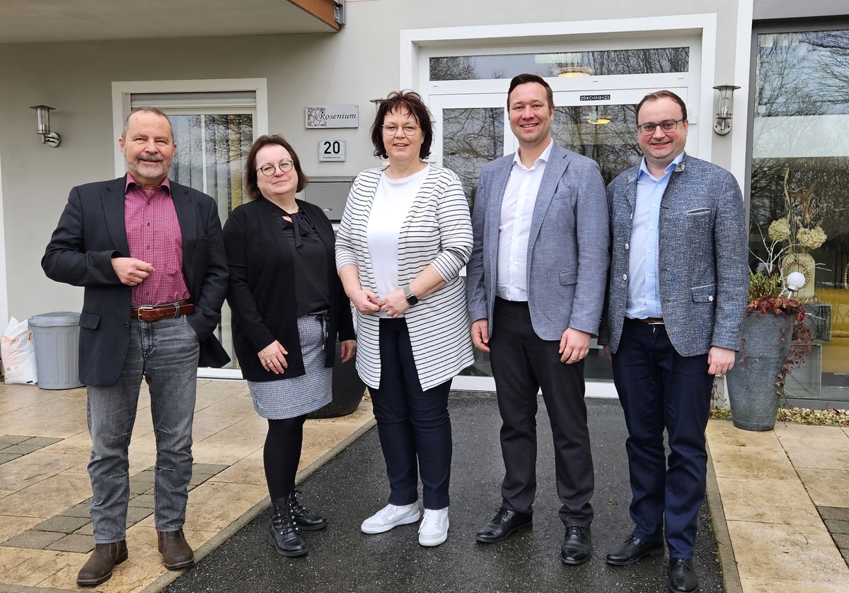 Foto (Stefanie Starke): (v. l.) Rosenium Geschftsfhrer Dr. Siegfried Schmidbauer, seine Stellvertreterin Angelika Schwarz, Einrichtungsleiterin Birgit Schtzl, MdL Josef Heisl und MdL Stefan Meyer.