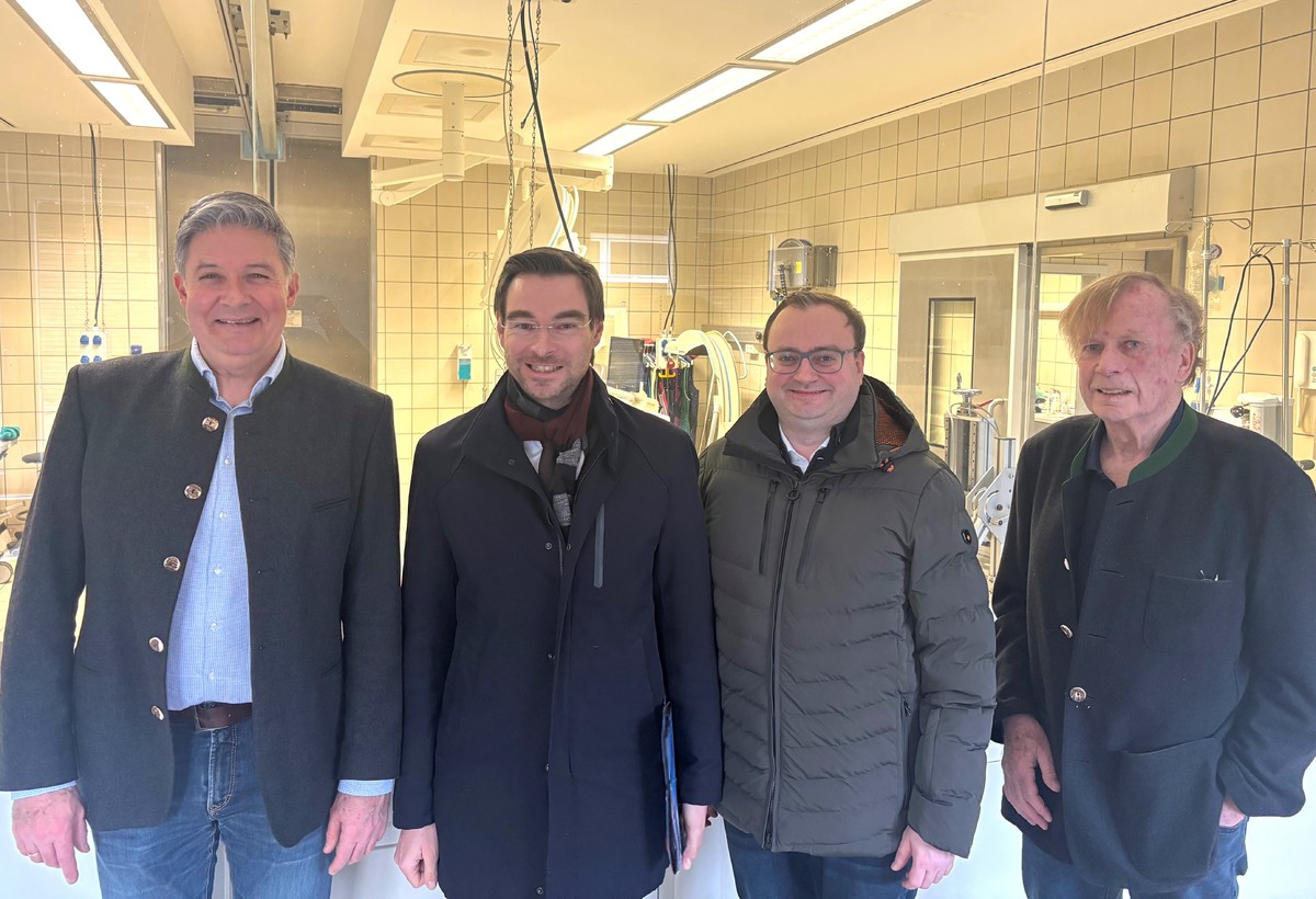 Foto (Thomas Hansbauer): (v.l.) Prof. Dr. Eckhard Wolf, MdL Dr. Stephan Oetzinger, MdL Stefan Meyer, Prof. Dr. Bruno Reichart.
