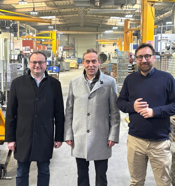 Foto (Abgeordnetenbro Passau): MdL Stefan Meyer, stellvertretender Landrat Hans Koller, Geschftsfhrer JUNG GmbH & Co. KG Stefan Bredl.