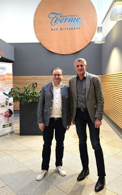 Foto (Stefanie Starke): (v. l.) MdL Stefan Meyer im Gesprch mit Franz Altmannsperger, dem strategischen Geschftsfhrer der niederbayerischen Thermen.