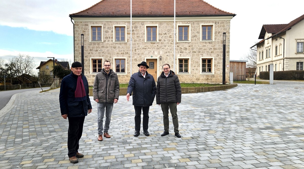 Foto (Stefanie Starke): (v. l.) Knstler Dominik Dengl, der geschftsfhrender Beamte Stefan Starzengruber, Brgermeister Georg Hofer und MdL Stefan Meyer. 