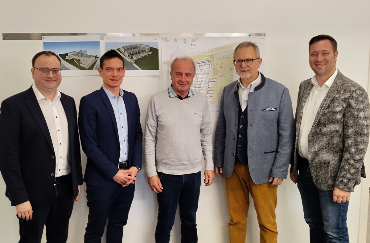 Foto (Michael Scherzer): (v. l.) MdL Stefan Meyer, geschftsfhrender WOGENO-Vorstand Christian Raab, ehrenamtlicher WOGENO-Vorstand Erich Weishupl, WOGENO-Aufsichtsratsvorsitzender Klaus Fiedler und MdL Josef Heisl.