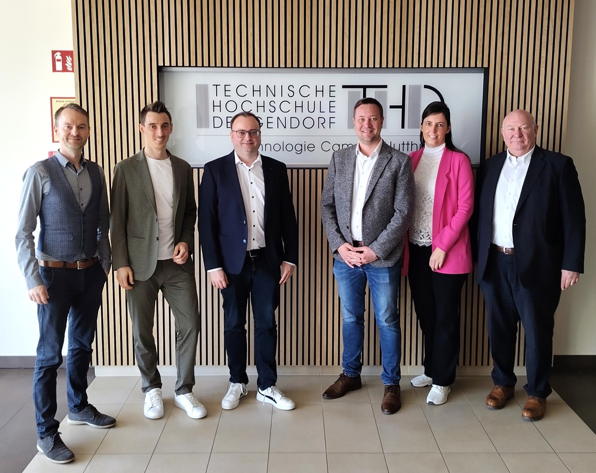 Foto (Michael Scherzer): (v. l.) Tim Stockbauer (Operativer Leiter des TCH), Prof. Sebastian Klbl (Wissenschaftlicher Leiter), MdL Stefan Meyer, MdL Josef Heisl, Prof. Dr. Silke Hrteis (Universitt Regensburg) und THD-Prsident Prof. Waldemar Berg.