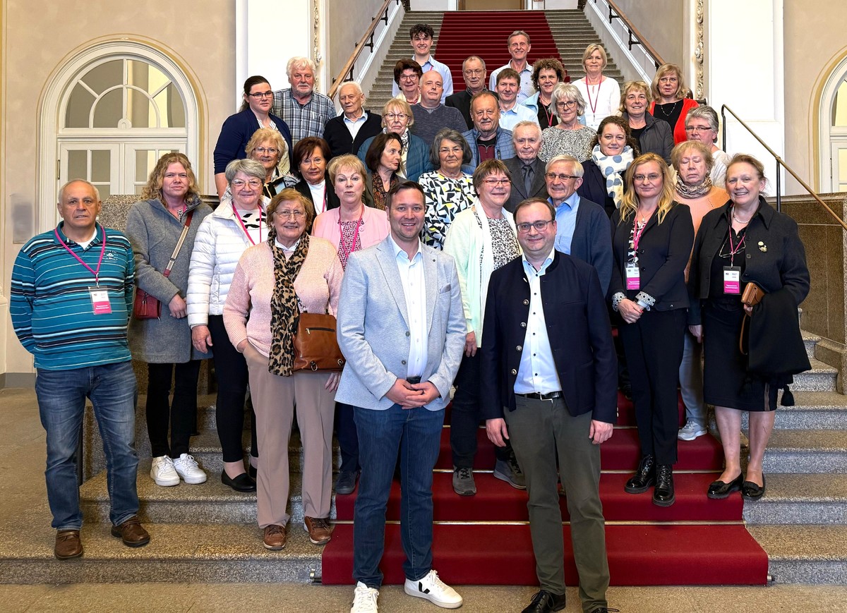 Foto (Laura Eigsperger): Die beiden CSU-Landtagsabgeordneten Josef Heisl und Stefan Meyer mit einer Besuchergruppe aus dem heimischen Stimmkreis im Bayerischen Landtag in Mnchen.