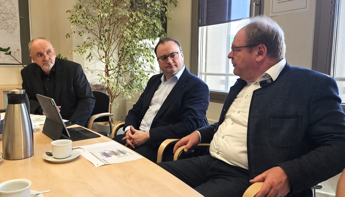 Foto (Stefanie Starke): (v. l.) Bauamtsdirektor Norbert Sterl, MdL Stefan Meyer, Brgermeister Wolfgang Lindmeier.