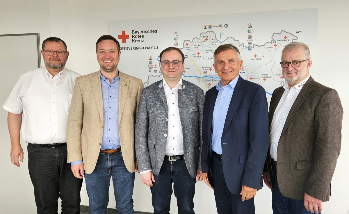 Foto (Stefanie Starke): (v. l.) Rettungsdienstleiter Klaus Achatz, MdL Josef Heisl, MdL Stefan Meyer, BRK-Kreisvorsitzender Walter Taubeneder und der stellvertretende Kreisgeschftsfhrer Horst Kurzbck.