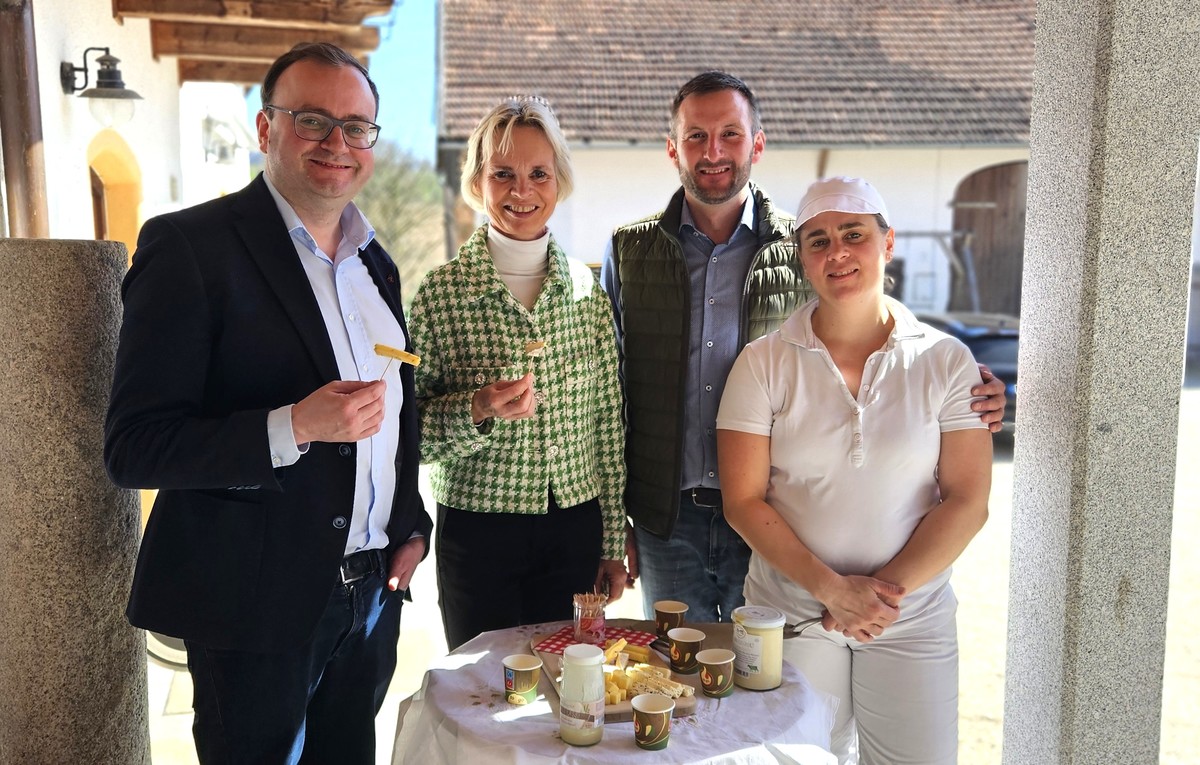 Bei der Verkostung: (v. l.) MdL Stefan Meyer, Bezirksrtin Cornelia Wasner-Sommer, Andreas und Katharina Huber.