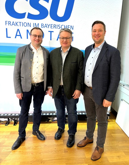  Foto (privat): (v. l.) MdL Stefan Meyer, MdL Josef Zellmeier in seiner Funktion als Vorsitzender des Haushaltsausschusses im Bayerischen Landtag und MdL Josef Heisl.