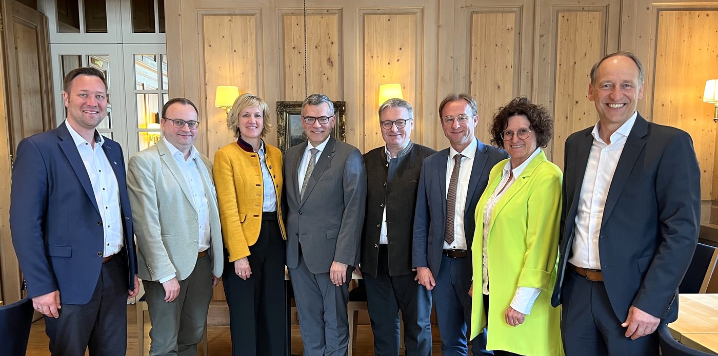 (CSU-Landtagsfraktion): (v. l.) MdL Josef Heisl und MdL Stefan Meyer, u.a. mit Staatskanzleichef Florian Herrmann (4. v. l.), AG-Wehrpolitiksprecher Wolfgang Fackler (3.v.r.) und weiteren niederbayerischen CSU-Landtagsabgeordneten.  