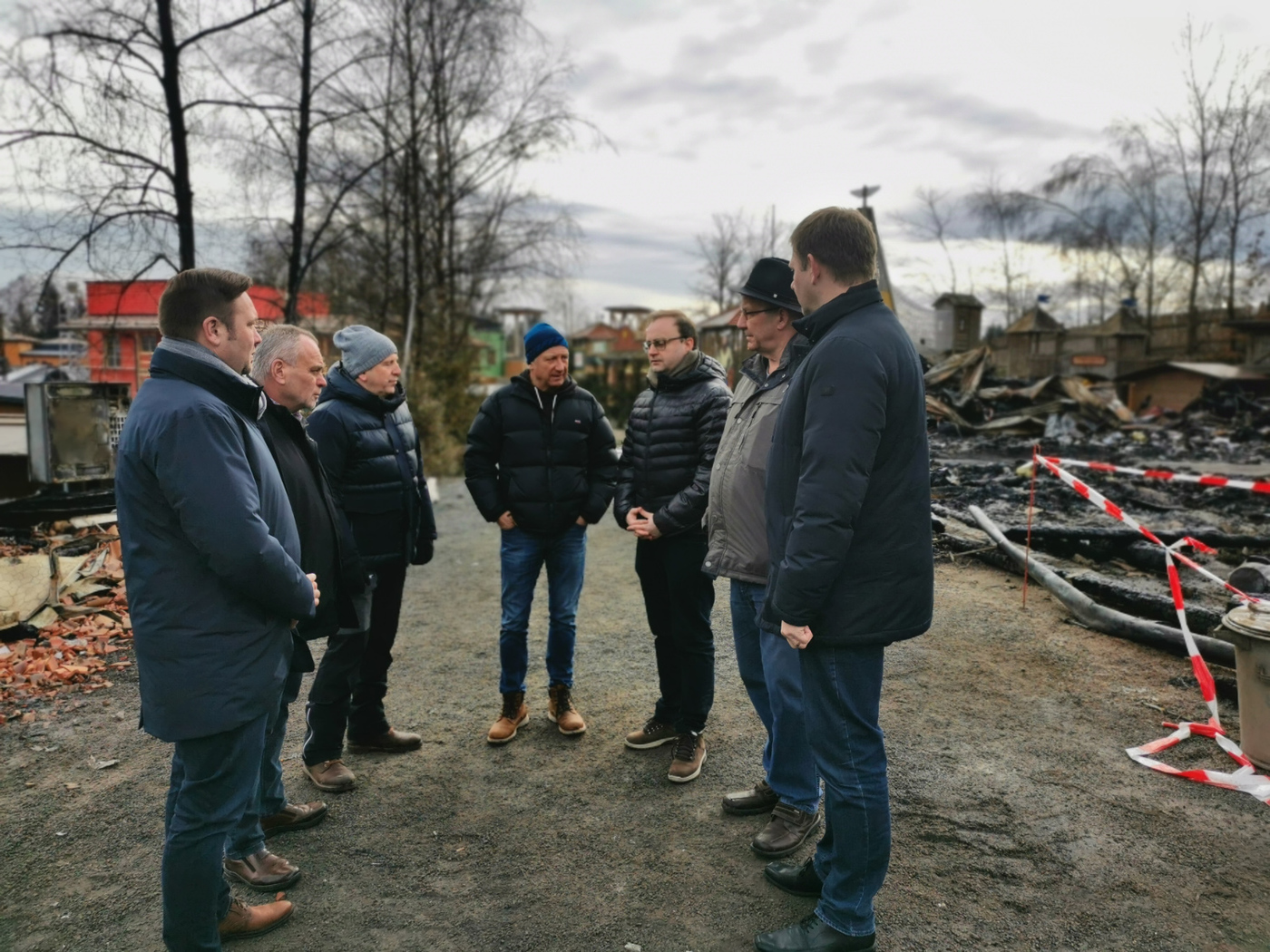 (v. l.) MdL Josef Heisl, B�rgermeister Walter Bauer, die beiden Gesch�ftsf�hrer Ernst Gr�nberger und Claus Six, MdL Stefan Meyer, MdL Christian Lindinger und MdB Thomas Erndl. 