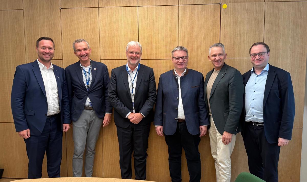 Foto (Laura Eigsperger): Josef Heisl MdL, Michael Gl, Klaus Umbach, Sepp Zellmeier MdL, Tom Huber MdL, Stefan Meyer MdL.