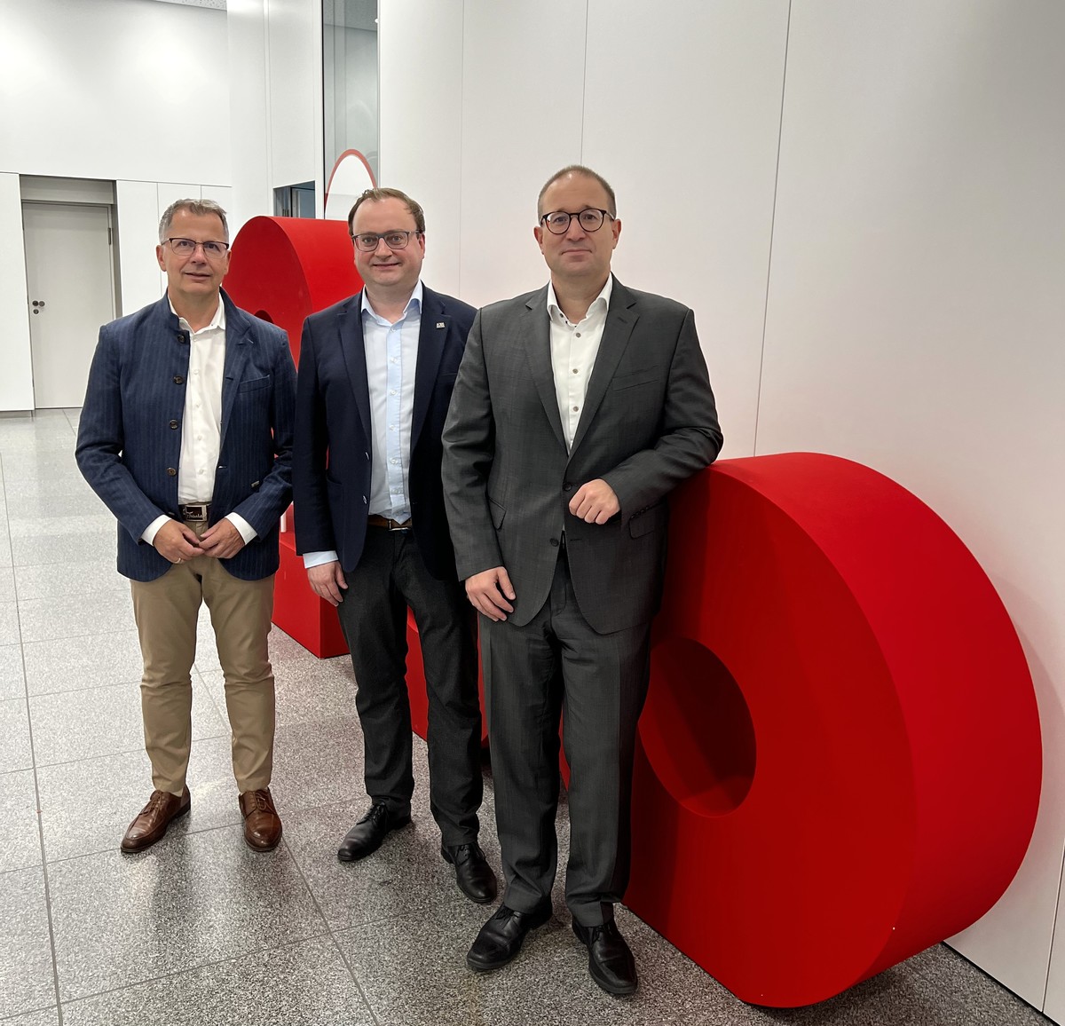 Foto (Abgeordnetenbro Passau): v.l. Christoph Helmschrott, MdL Stefan Meyer und Tobias Hofbauer, Bereichsdirektor Vorstandsstab der Sparkasse Passau.