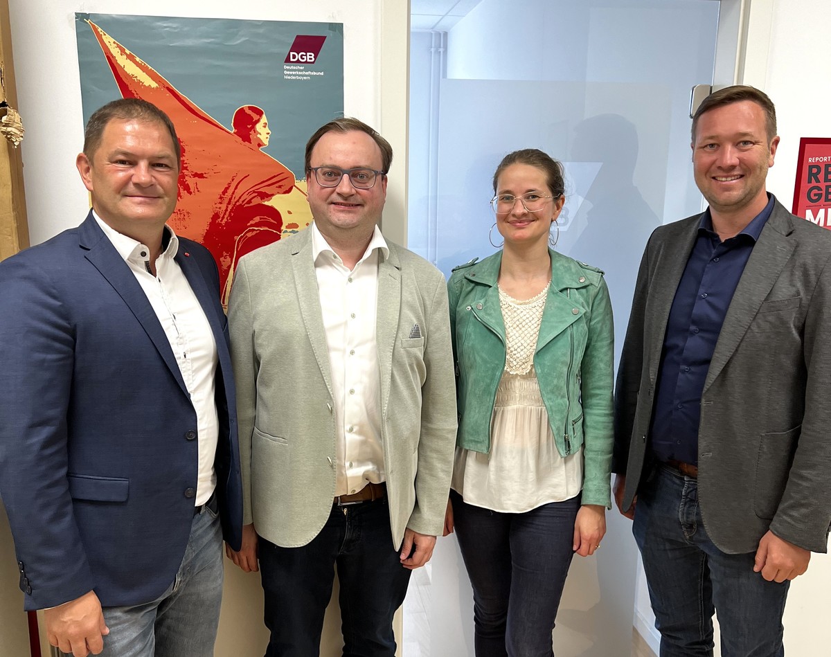 Foto (Abgeordnetenbro Passau): Stefan Meyer MdL, DGB Geschftsfhrer Niederbayern Andreas Schmal mit Mitarbeiterin der Geschftsstelle und MdL Josef Heisl.