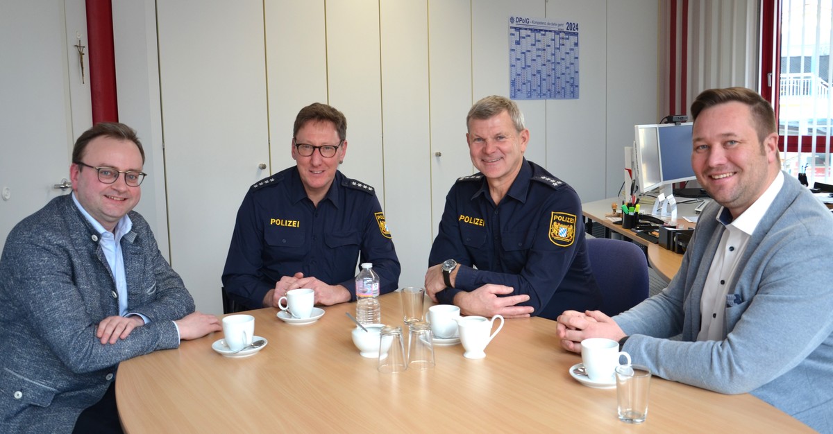 Foto (Stefanie Starke): (v. l.) MdL Stefan Meyer, stellvertretender Inspektionsleiter Christian G�schl, Inspektionsleiter Franz Dadlhuber und MdL Josef Heisl. 