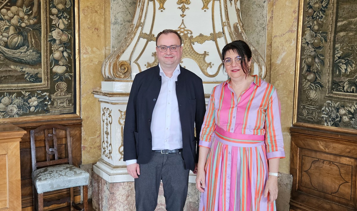 Foto (Stefanie Starke): (v. l.) MdL Stefan Meyer im Gesprch mit Landgerichtsprsidentin Gisela Schwack.