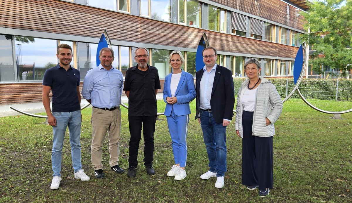 Foto (Stefanie Starke): Stadtrat Ernst Geislberger-Schieleder, Sonderschulkonrektor Stefan Bauer, Sonderschulrektor Josef Wenzl, Bezirksrtin Cornelia Wasner-Sommer, MdL Stefan Meyer und Stadtrtin Gerlinde Kaupa.