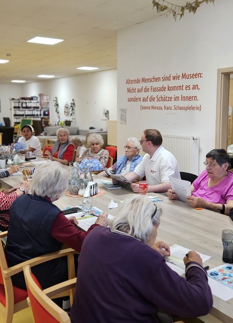 MdL Stefan Meyer im Austausch mit den Senioren in der BRK-Tagespflegeeinrichtung in Vilshofen.