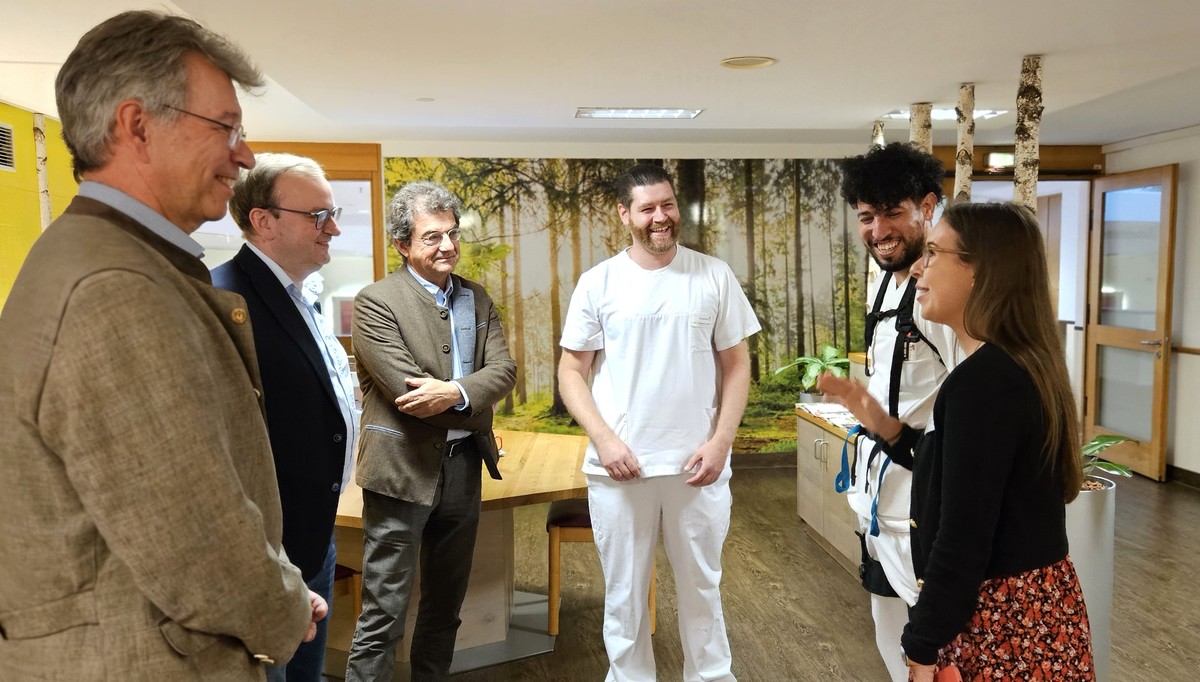 Foto (Stefanie Starke): (v. l.) Geschftsfhrer Stefan Scharl, MdL Stefan Meyer, geschftsfhrender Gesellschafter Florian Leebmann, Pflegedienstleiter Christian Mandl-Wagner, Pflegefachkraft Yassin Mahdad und Personalerin Julia Aigner. 