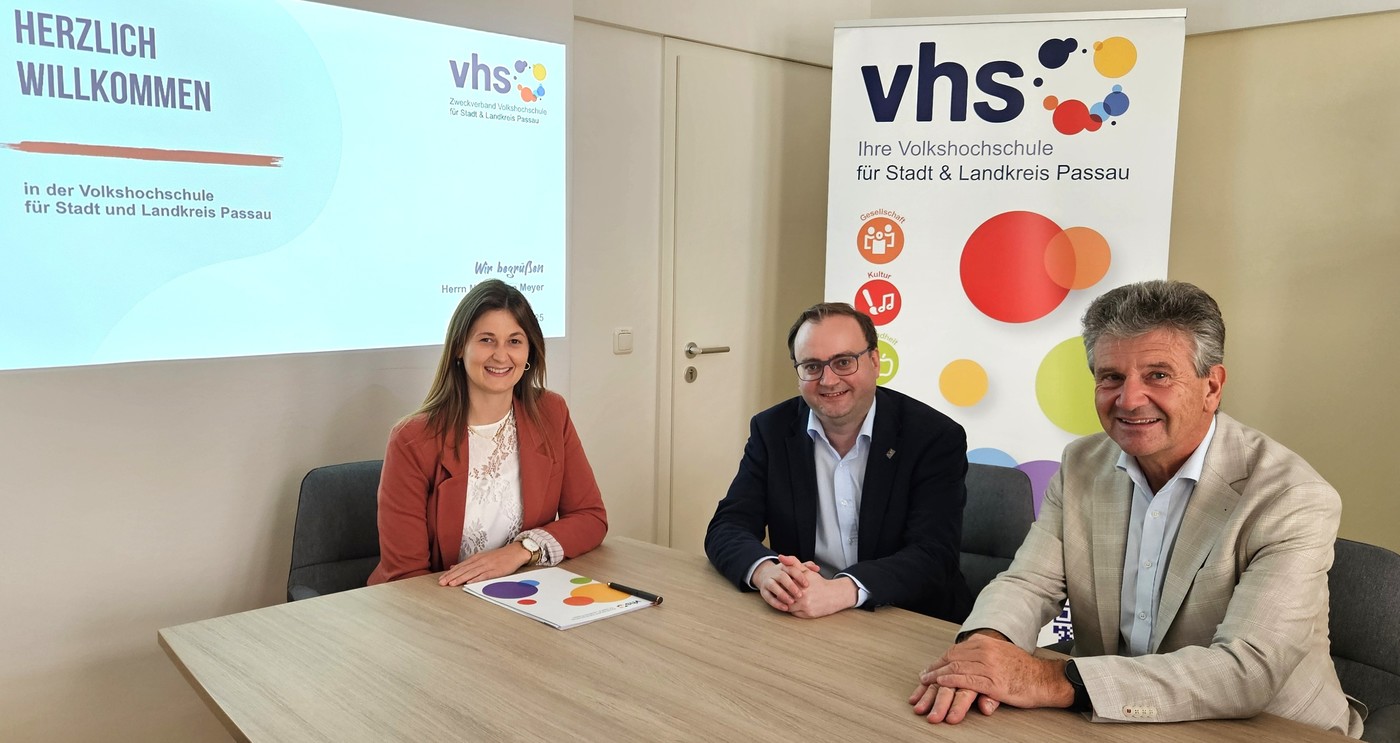 Foto (Stefanie Starke): (v. l.) die stellvertretende Geschftsleiterin Anna Silbereisen, MdL Stefan Meyer und vhs-Geschftsleiter Peter Kratzer.