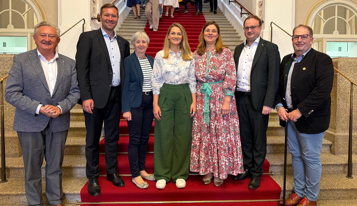 Foto (Laura Eigsperger): Altlandrat Franz Meyer, MdL Josef Heisl, Vorsitzende Hospizverein Sissi Geyer, Staatsministerin Judith Gerlach, Oberrztin Palliativstation Klinikum Passau Dr. Madeleine Schildhammer, MdL Stefan Meyer und stellv. Vorsitzender Hosp