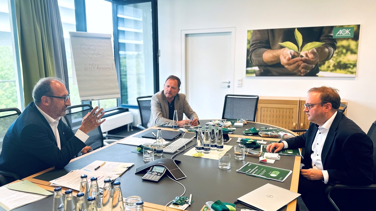 Foto (Starke/Windpassinger): Zum politischen Austausch trafen sich (v. l.) Gnter Schober (Beauftragter des Vorstandes bei der AOK Bayern), MdL Stefan Meyer und AOK-Direktor Richard Kirmaier in Passau. 