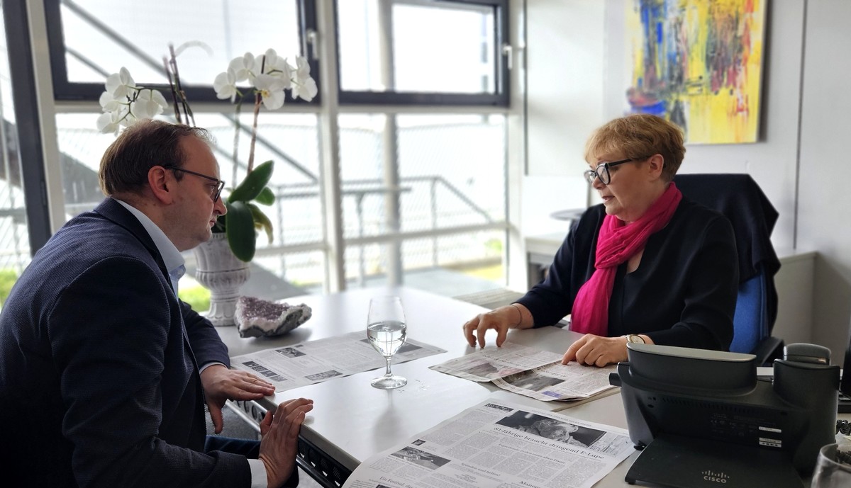 Foto (Stefanie Starke): (v. l.) MdL Stefan Meyer im Gesprch mit Eva Maria Fuchs, Stiftungsbeauftragte der PNP-Stiftung. 