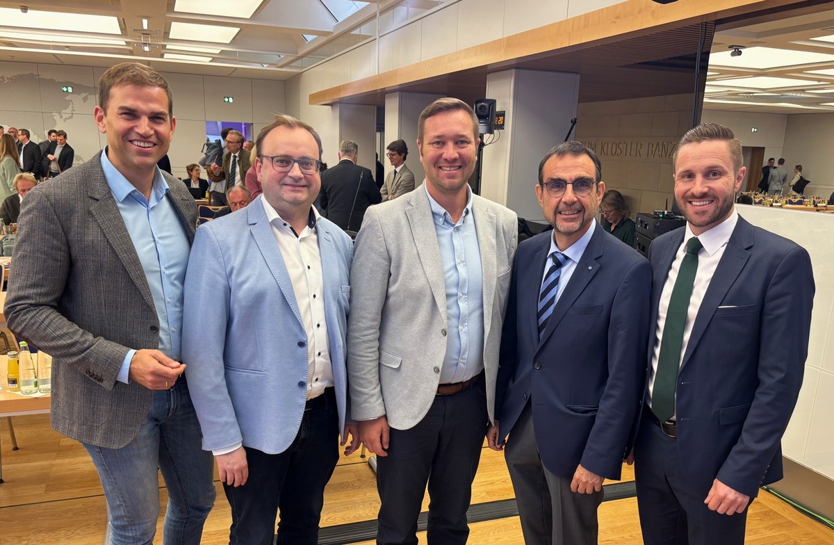  Foto (CSU-Landtagsfraktion): (v. l.) MdL Maximilian Bltl (Vorsitzender der Jungen Gruppe), MdL Stefan Mey-er, MdL Josef Heisl (Jugendpolitischer Sprecher), Fraktionsvorsitzender Klaus Holetschek und MdL Daniel Artmann (Sprecher der Jungen Gruppe).