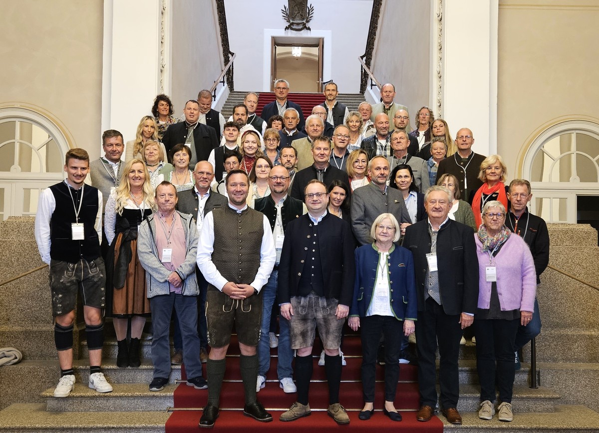 Foto (Stefanie Starke): Die Besuchergruppe von MdL Stefan Meyer auf der roten Treppe im Landtag. 