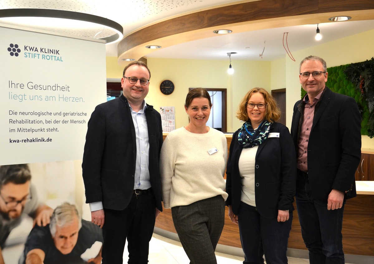Foto (Stefanie Starke): (v. l.) MdL Stefan Meyer, Pflegedienstleiterin Wohnpflege Michaela Beckel, Personalreferentin Bettina Hauswirth und Einrichtungsleiter Michael Hisch.