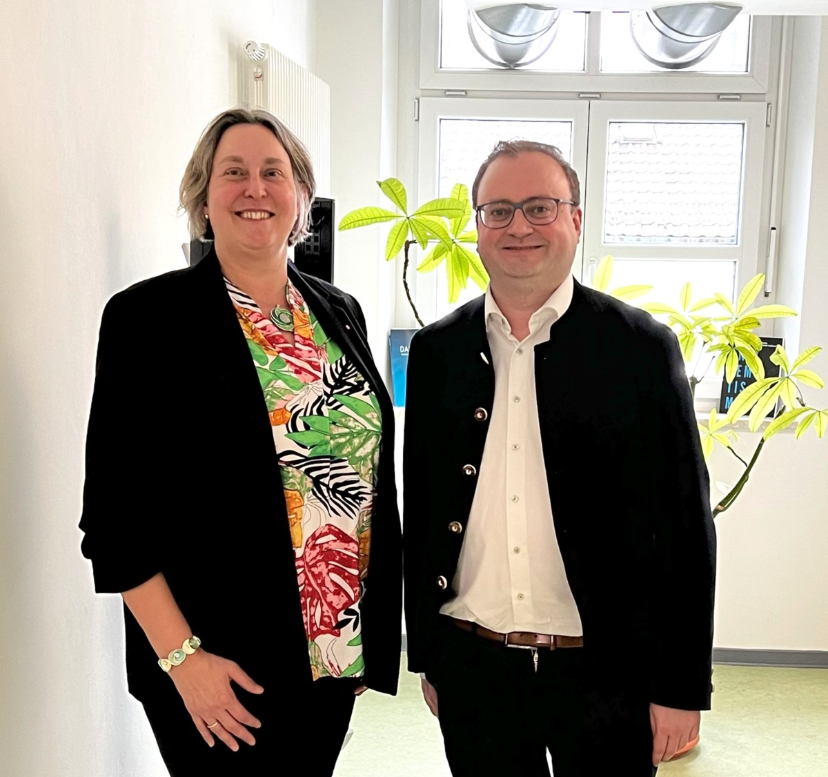 Foto (Abgeordnetenbro Passau): HAW-Prsidentin Prof. Dr. Michaela Wirtz und MdL Stefan Meyer.