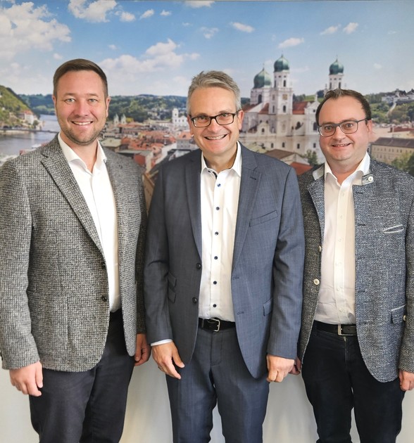 Foto (Stefanie Starke): (v. l.) MdL Josef Heisl, Werkleiter Dr. Holger Otto und MdL Stefan Meyer.