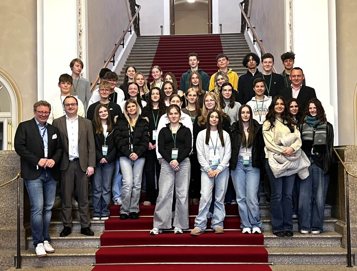 Foto (Abgeordnetenbro Passau): Schulleiter Jochen Schweitzer, MdL Stefan Meyer (links) mit den Schlerinnerinnen und Schlern der Evangelischen Realschule Ortenburg im Landtag. 