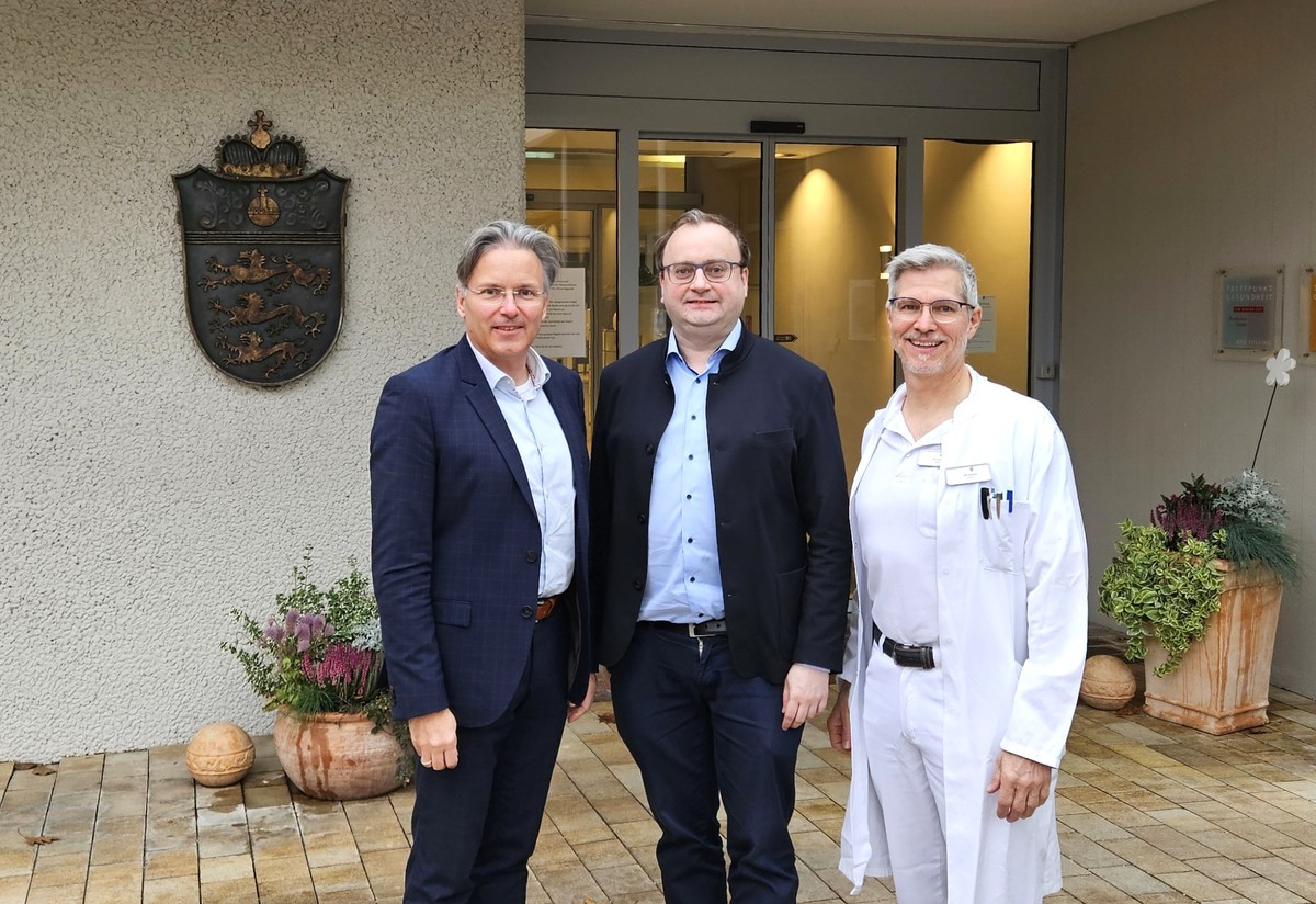 Foto (Stefanie Starke): (v. l.) Klinikdirektor Michael Fitz, MdL Stefan Meyer und Chefarzt Ulf Grner.
