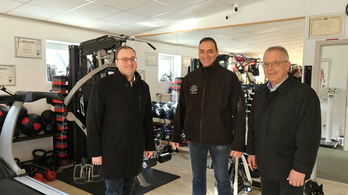 Foto (Stefanie Starke): (v. l.) MdL Stefan Meyer, Unternehmer Patrik Gaus und Aidenbachs Brgermeister Robert Grabler. 