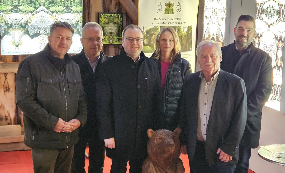 Foto (Stefanie Starke): (v. l.) Knstler Robert Beringer, Aidenbachs Brgermeister Robert Grabler, MdL Stefan Meyer, Corina Zott-Moosbauer (CSU-Ortsvorsitzende), Beutelsbachs Brgermeister Michael Diewald und CSU-Brgermeisterkandidat Robert Meinert.