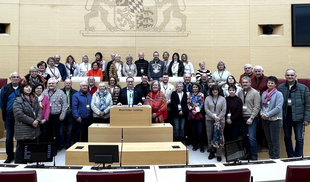 Foto (Abgeordnetenbro Passau): Die Gruppe aus Hofkirchen zusammen mit MdL Stefan Meyer im Plenarsaal. 