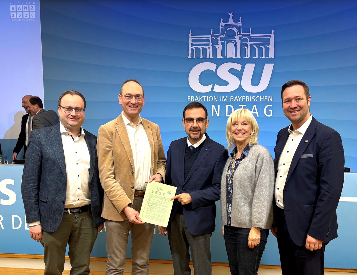 Foto (CSU-Landtagsfraktion): (v. l.) MdL Stefan Meyer, Ausschuss-Vorsitzender MdL Bernhard Seidenath, Fraktionsvorsitzender MdL Klaus Holetschek, MdL Carolina Trautner und MdL Josef Heisl.