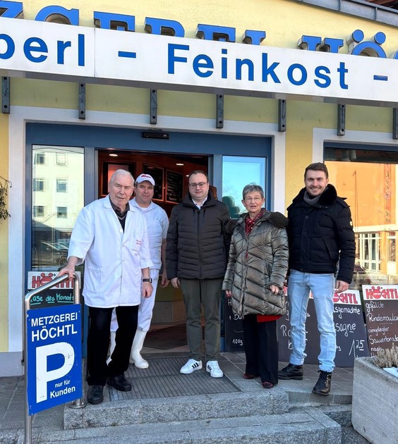 Foto (Drin Rexhaj): (v. l.) Metzgermeister Hans H�chtl, Metzgermeister Hans H�chtl jun., MdL Stefan Meyer, Kreisr�tin Gerlinde Kaupa und Stadtrat Ernst Geislberger-Schie�leder.