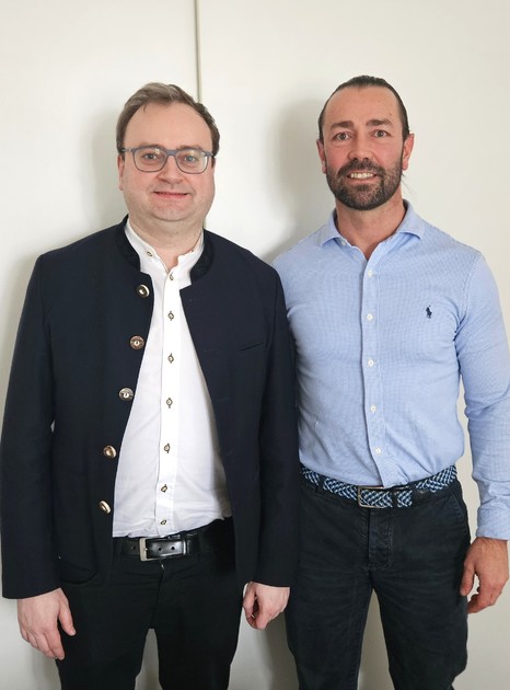 Foto (Stefanie Starke): MdL Stefan Meyer (l.) und Benjamin Sigl, erster Vorsitzender des Verbandes selbstst�ndiger Physiotherapeuten im B�derdreieck. 