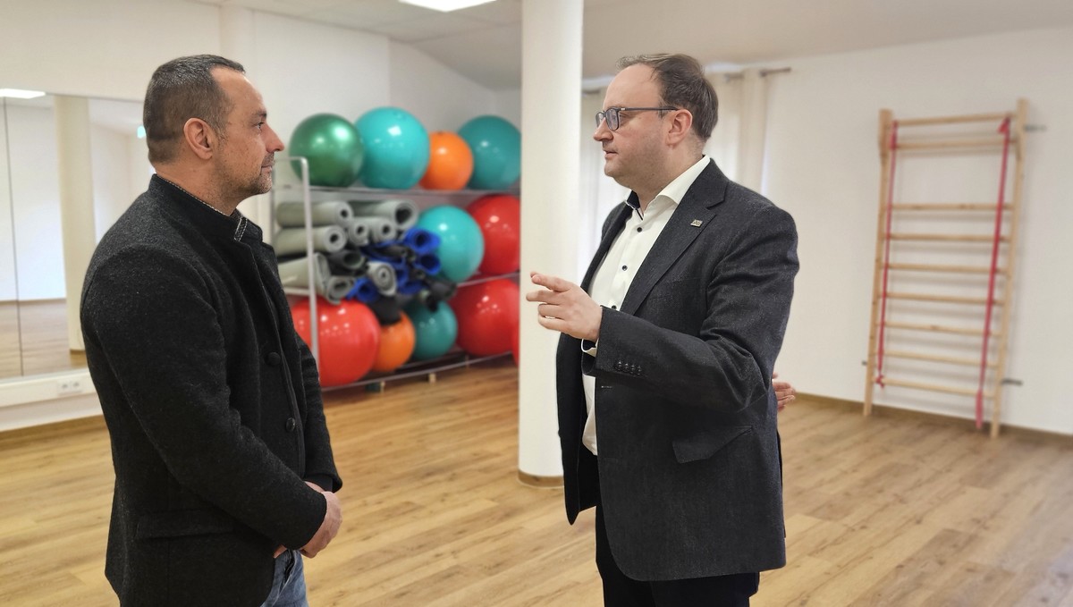 Foto (Stefanie Starke): MdL Stefan Meyer im Gespr�ch mit Cyrus Weinast, Gesch�ftsf�hrer des Gesundheitszentrums in Haselbach.